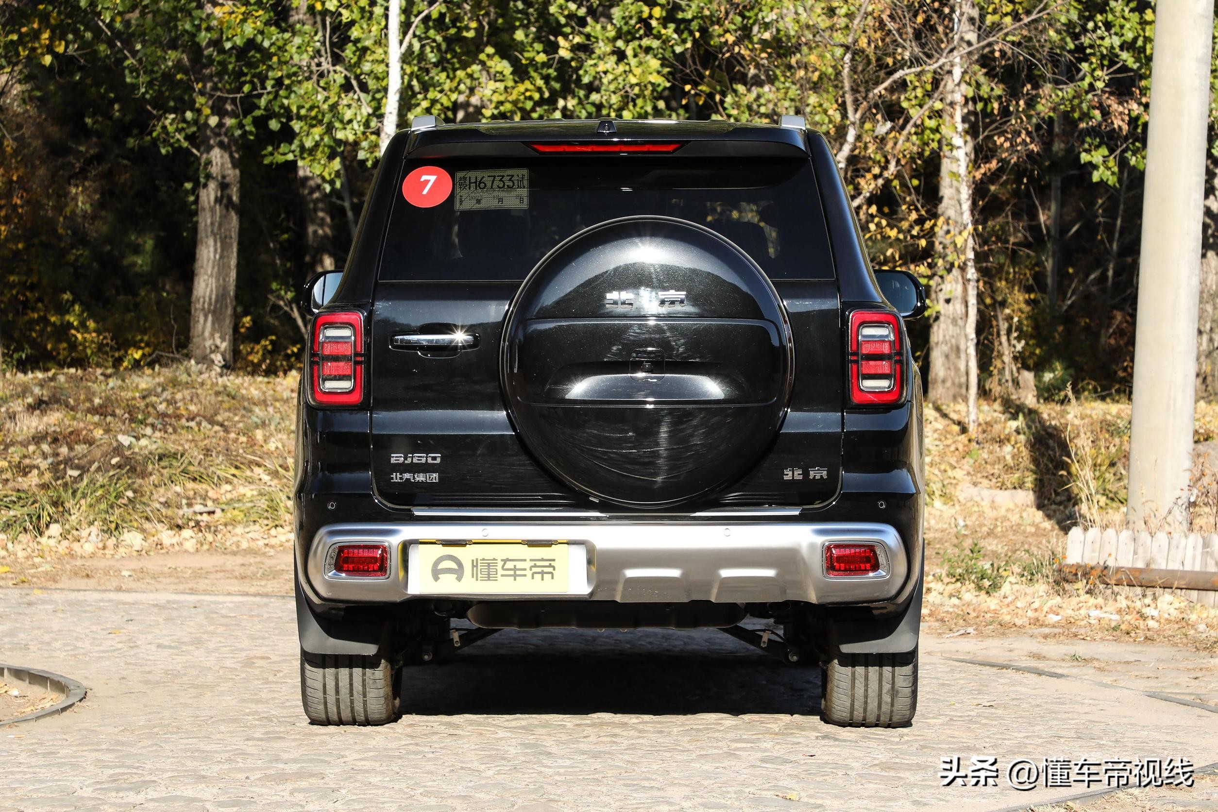 基于此前实拍车型来看,bj60提供一款多辐造型铝合金轮辋,与之匹配的