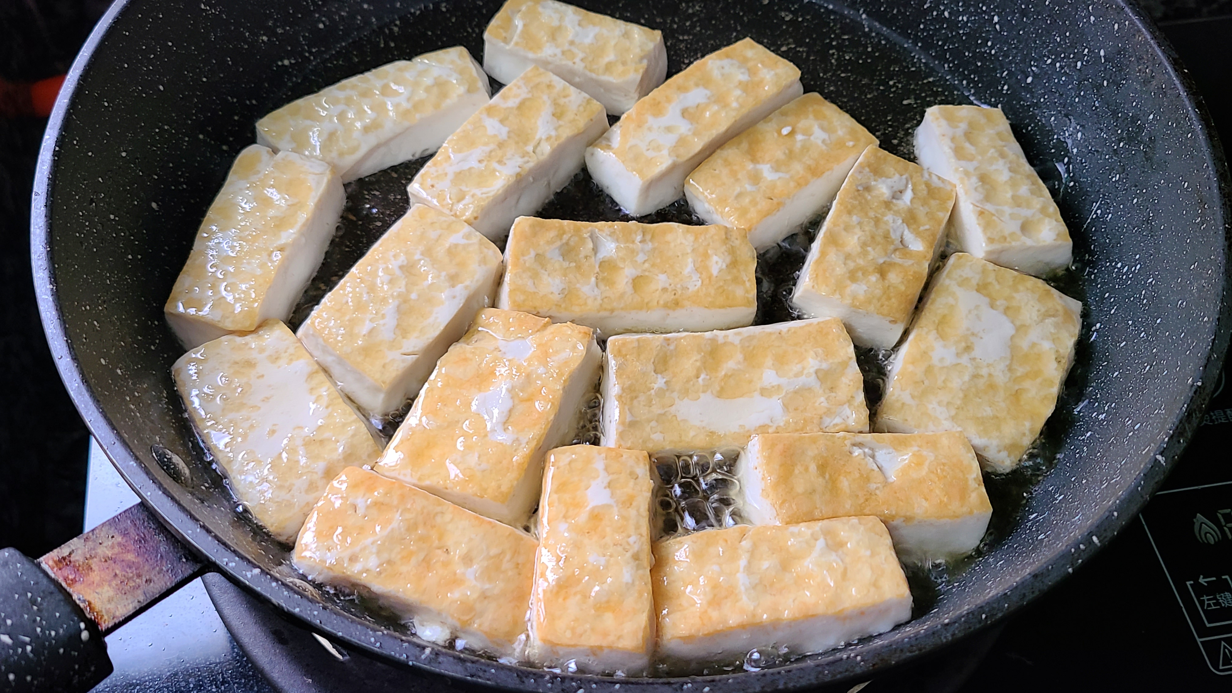 铁板豆腐在广东出了名，老厨师教的特色做法，好吃入味