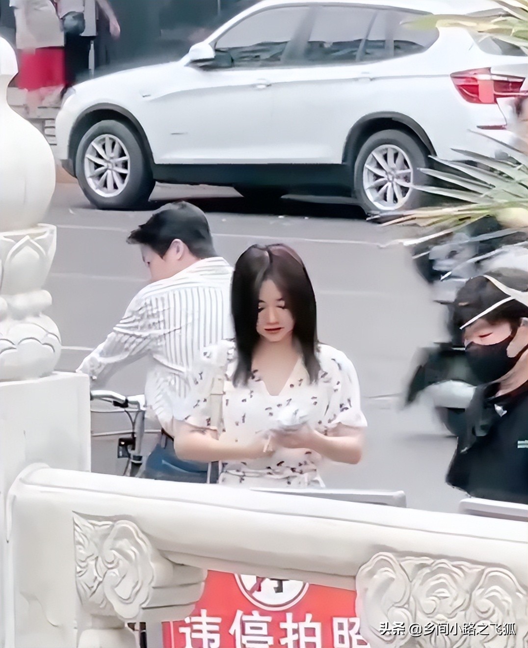 谭松韵新剧《归路》路透 白色碎花长裙优雅知性