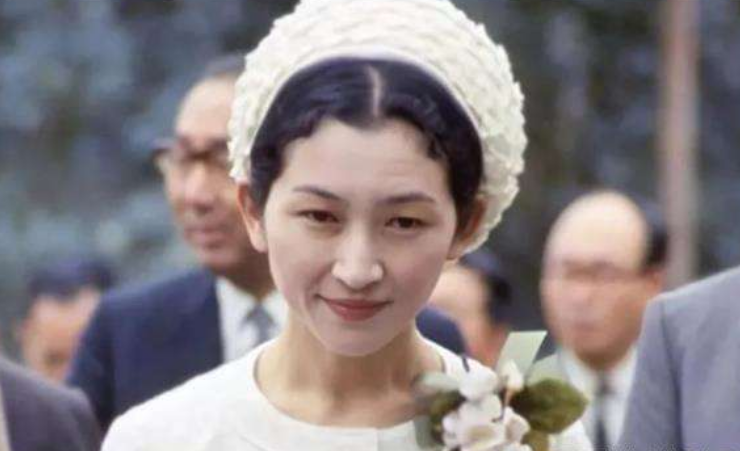 日本美智子皇后：我与天皇没爱情，只有子宫被需要