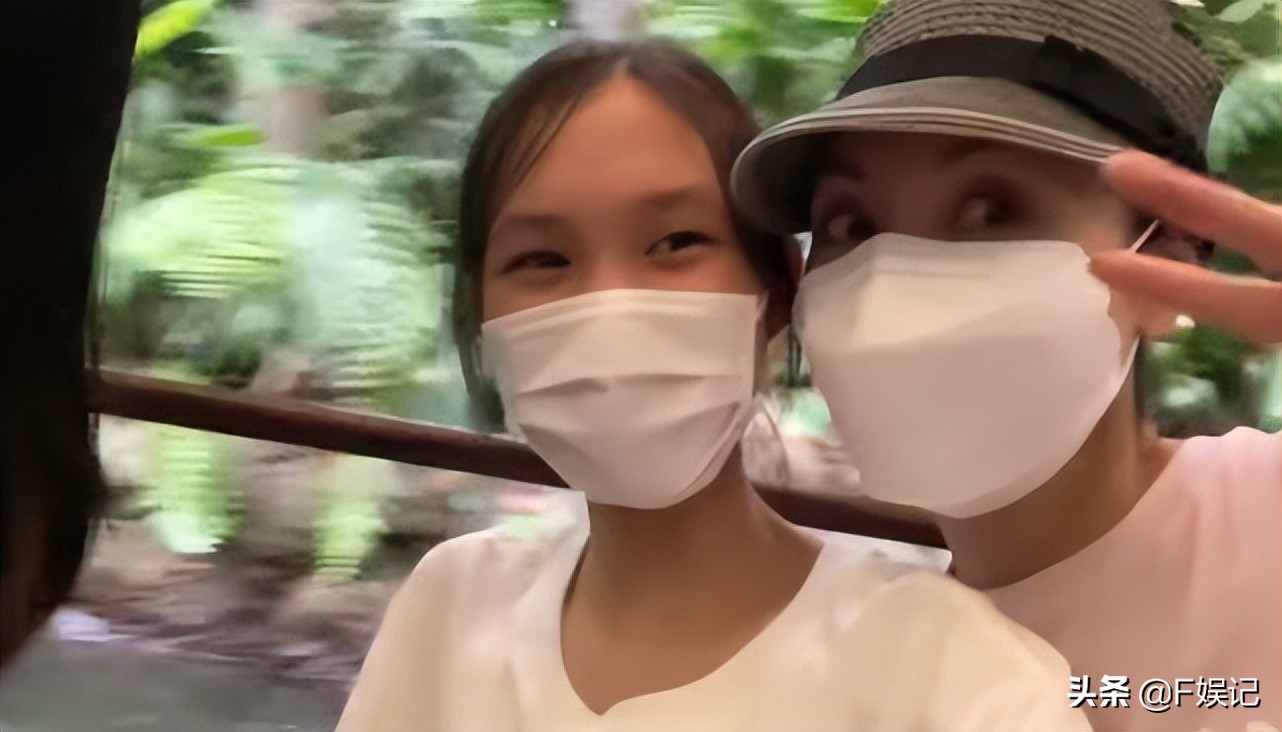 郭可盈陪爱女游玩当摄影师 自曝遇好剧本会复出 女儿对其复出感不舍