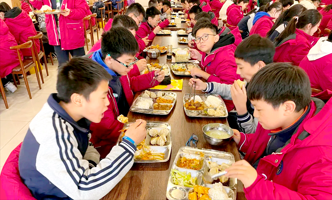 10000+饺子滚滚而来——闻励师生包饺子，话饺子，团团围坐吃饺子