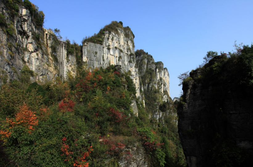 湖北三省交界处有一风景区，是湖北旅游名片之一，已成5A级景区