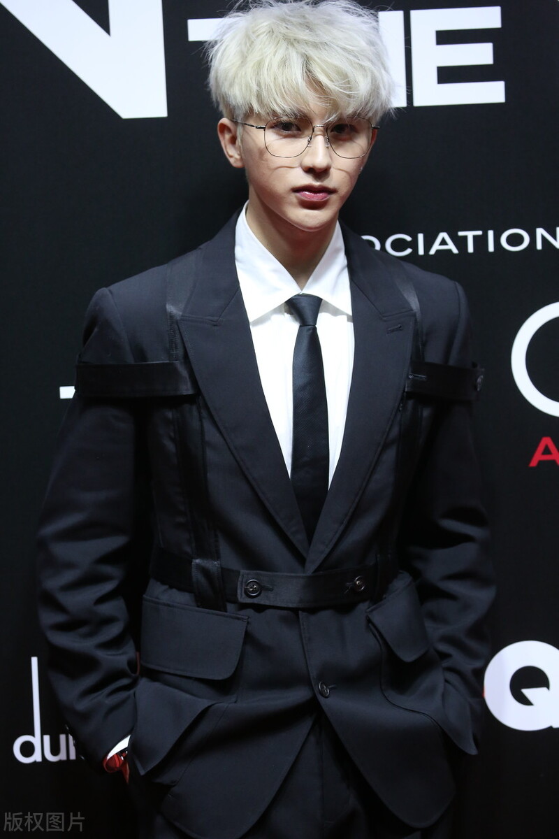 蔡徐坤最新造型