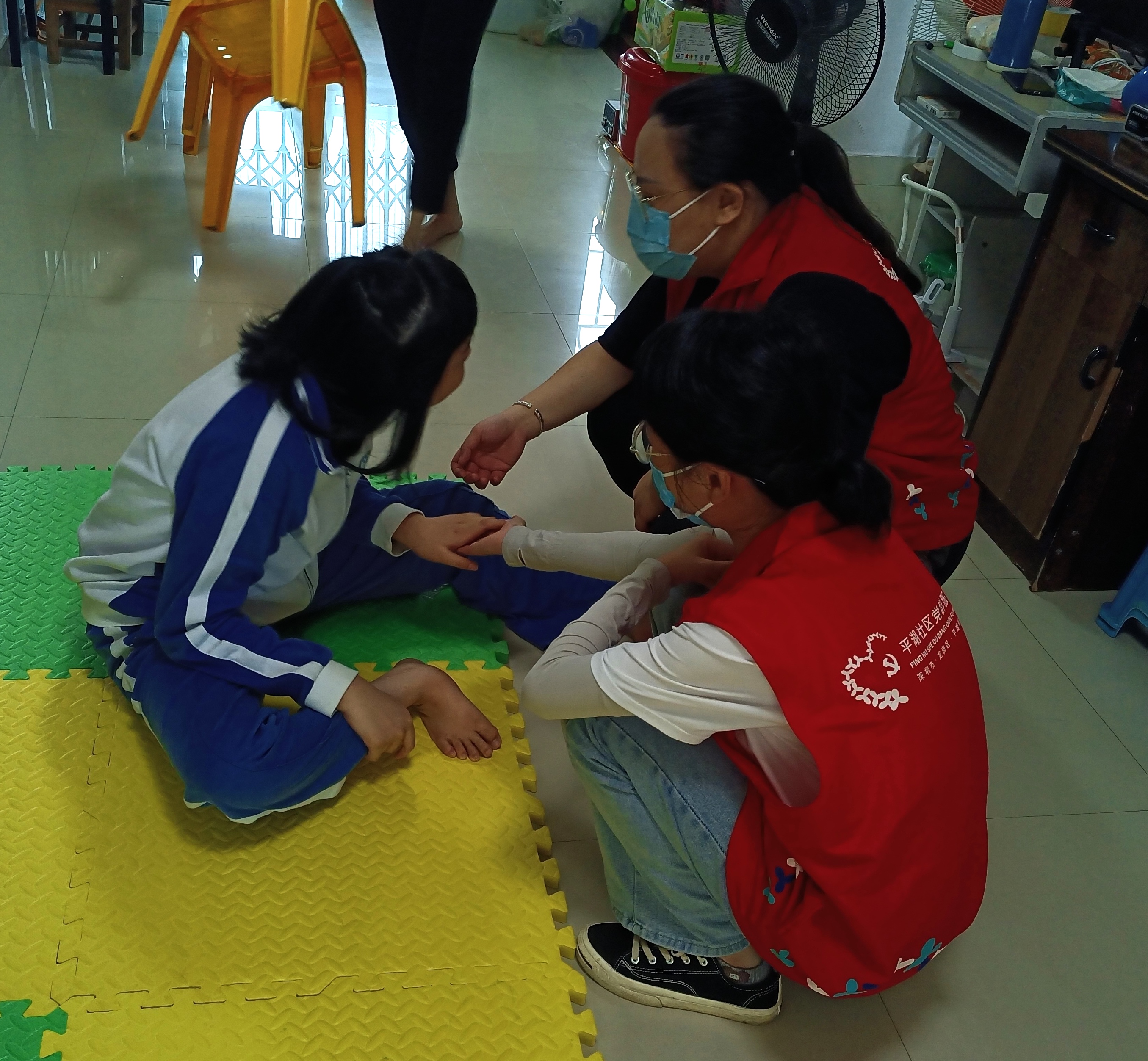 “爱迎六一，情暖童心”平湖社区亲子手工DIY暨困境儿童探访活动