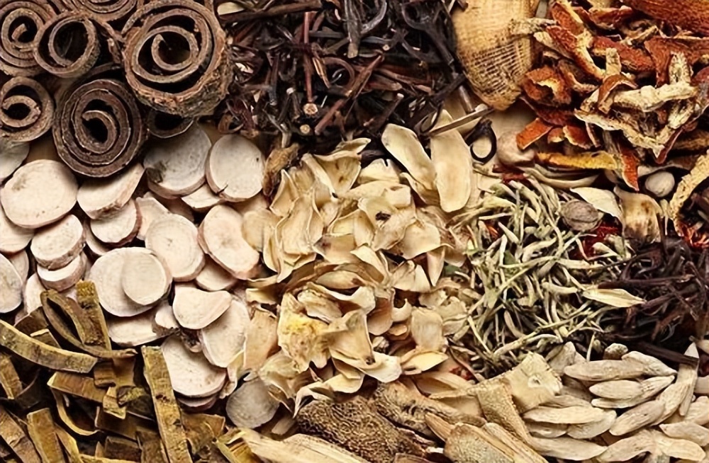 霍元甲踢馆慈禧保镖，踢了两脚后转身就走，对手站在原地纹丝不动