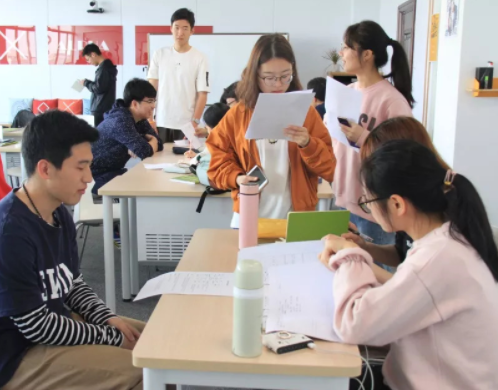 她是汕头大学女校长，39岁晋升教授、能力出众，深受广大学生爱戴