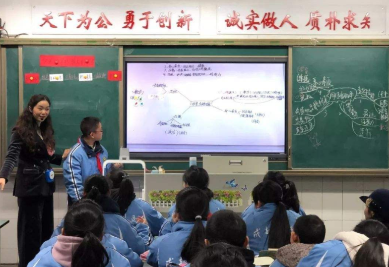 成都教师发放绩效工资，一次拿到5万元，非师范生也想去任教