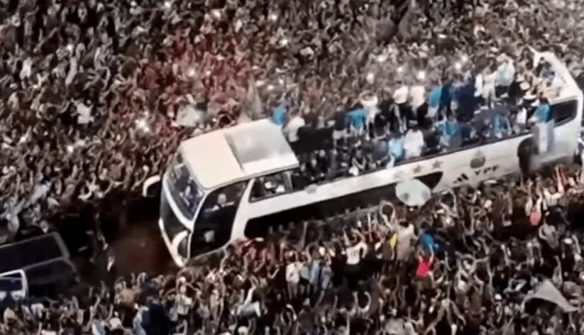 1980年世界杯（阿根廷足球队夺冠，国内200万人上街庆祝，20万球迷到机场迎接）
