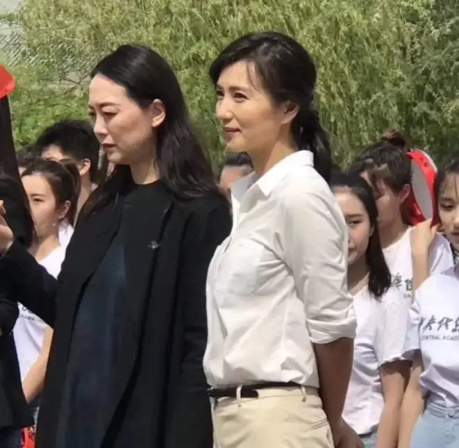 女星扮嫩有多猛?蓬蓬裙蹦蹦跳,52岁管56岁叫姨,67岁还穿学生装