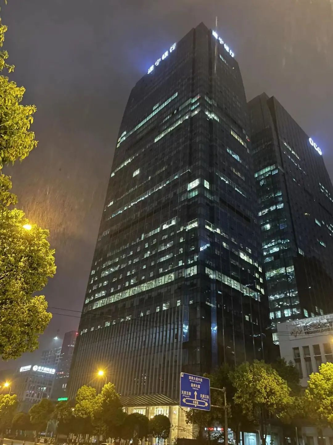 从三街四街写字楼深夜亮灯率看，哪家是卷王？