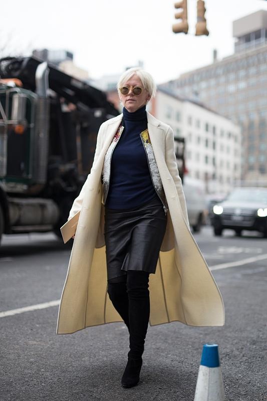 深色衣服图片(冬天穿黑色衣服搭配这个色就够了) - 赤虎壹号