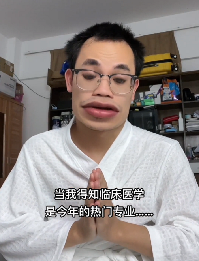 医学生用一个简单的动作，成功劝退高考学子，看完你还想学医吗