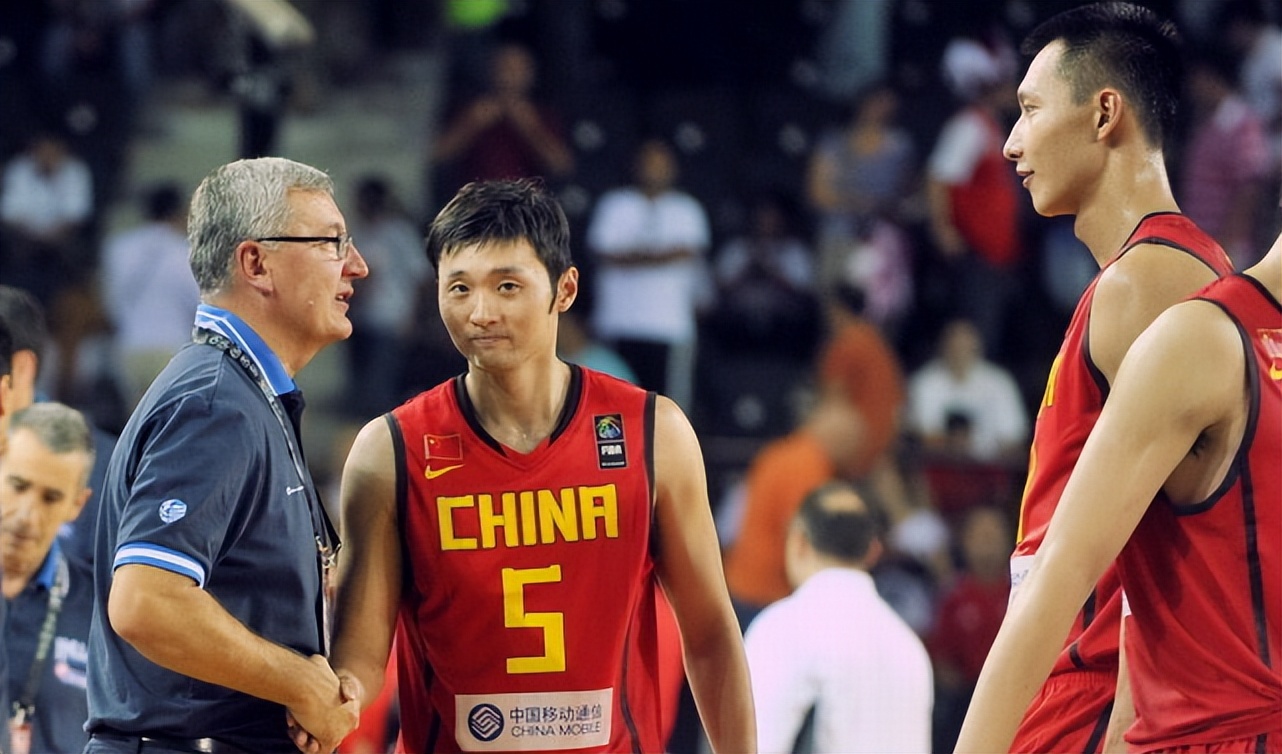 中国球员玩(领略欧锦赛的精彩后，中国男篮还学习NBA？邓华德时代已给出答案)