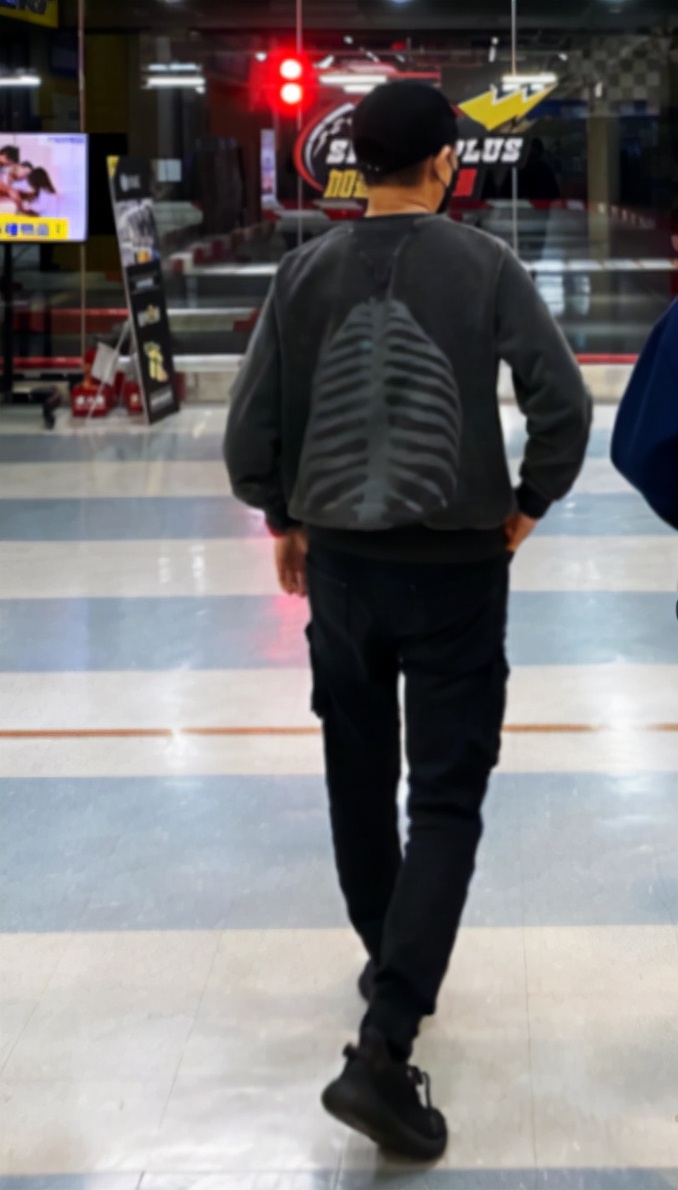 林志颖晒父子合照，12岁kimi暴风长高和爸爸齐平，身材却更壮实