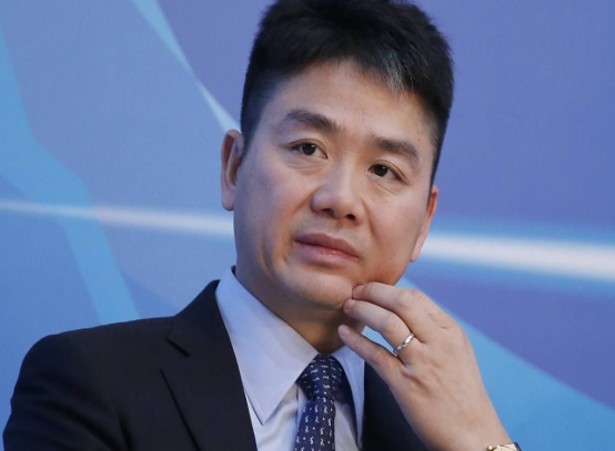销声匿迹4年，刘强东悄悄套现66亿现身国外，那个侠义的他变了？