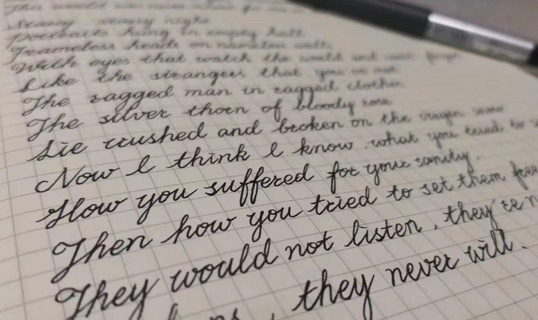 写的美观重要,字体的选择更重要正如上面的那名学长,他因为一时的得意