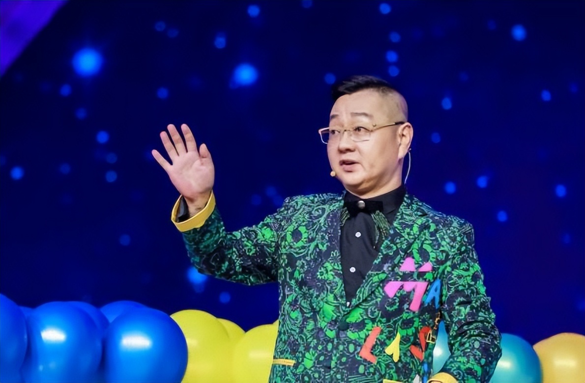 从"央视名嘴"到自嘲梗王,张绍刚在综艺主持掘金之路,直线狂飙