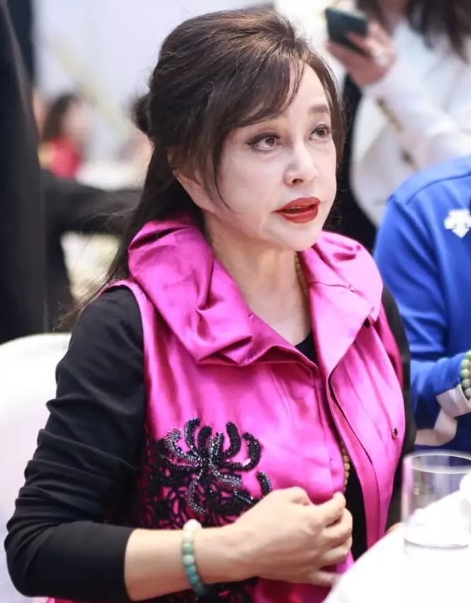 女明星的不老就是个笑话,假了一辈子,一大把年纪了还不安定