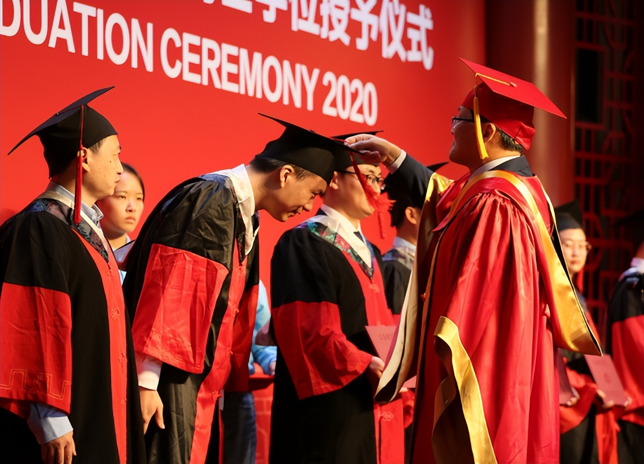 上海985大学副教授“年薪”引热议，40万以上，月公积金都有3500