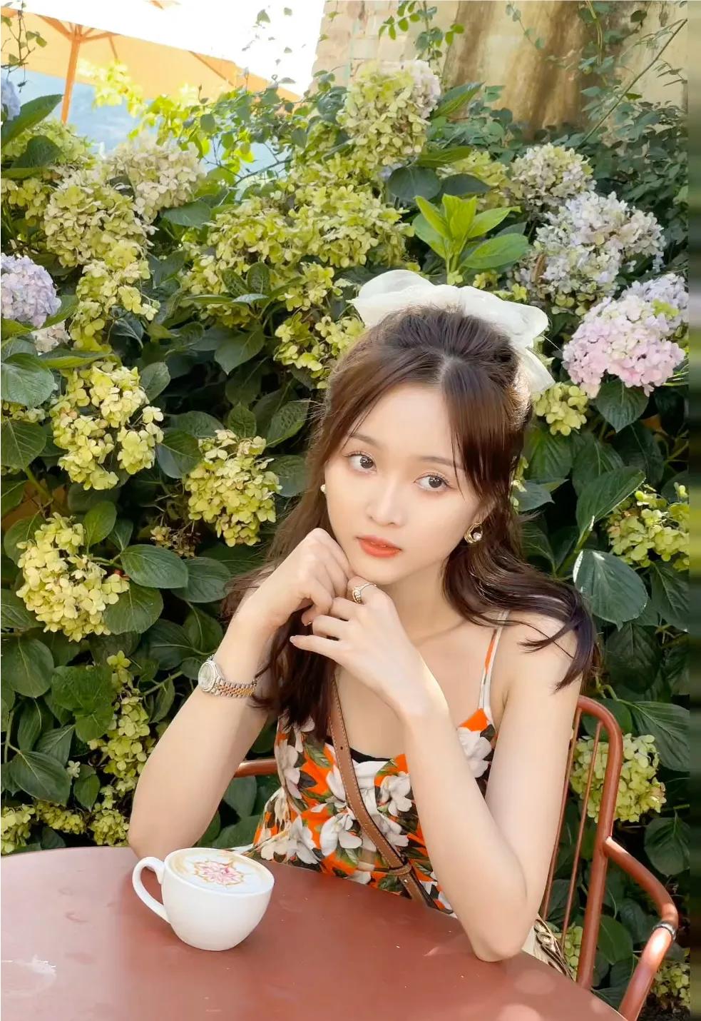 明媚阳光下，吴宣仪身穿小吊带裙，光芒万丈迷人眼呀