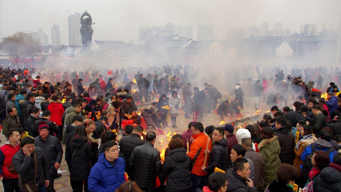 盘点全国10大求财最灵的寺庙，前仨歪果仁都喊真香，争着上头香