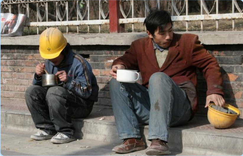 2011年，3个男孩上高速砸车取乐，一女子被砸身亡，死者身份特殊