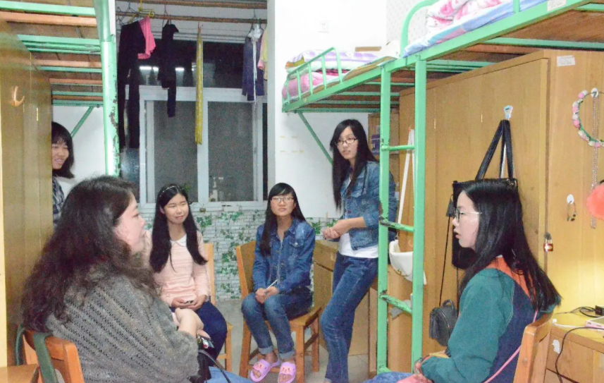 大学女生宿舍有多卷？给室友眼镜上锁不算啥，“体育加项”才吓人