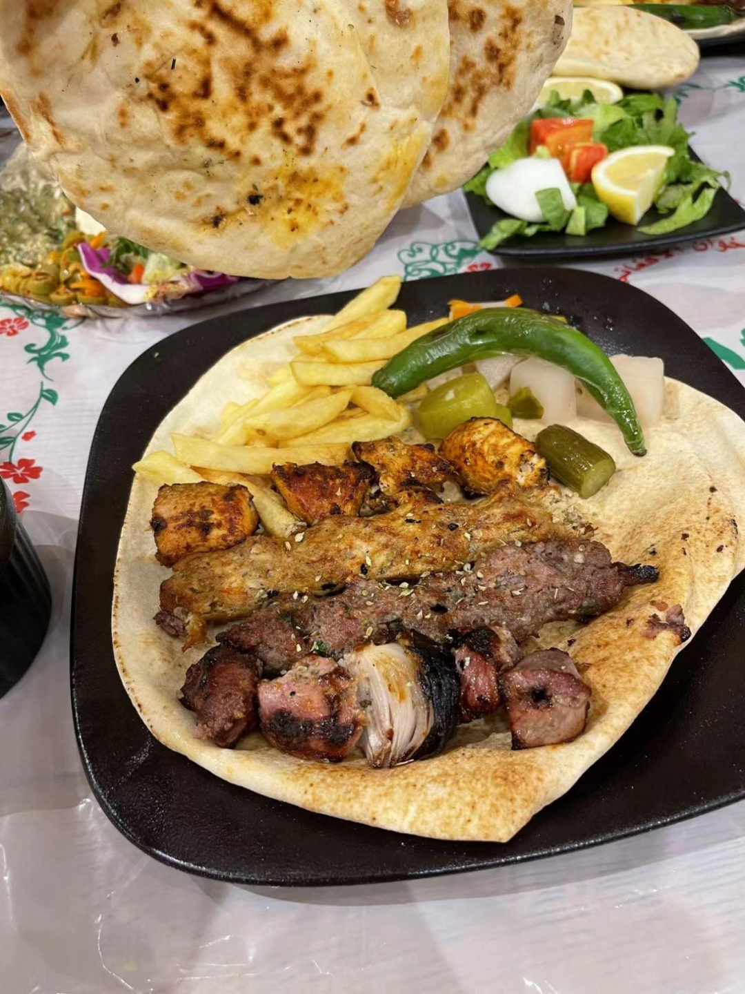 没有人知道他们的工资是多少（我在人均土豪的卡塔尔打工，底薪不到7000：这里还是看国籍给钱的）