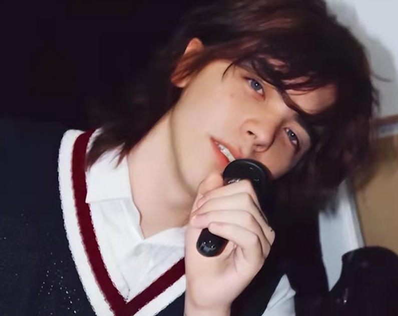 清华大学混血学霸走红，长相帅气又有才华，女同学看后很是心动