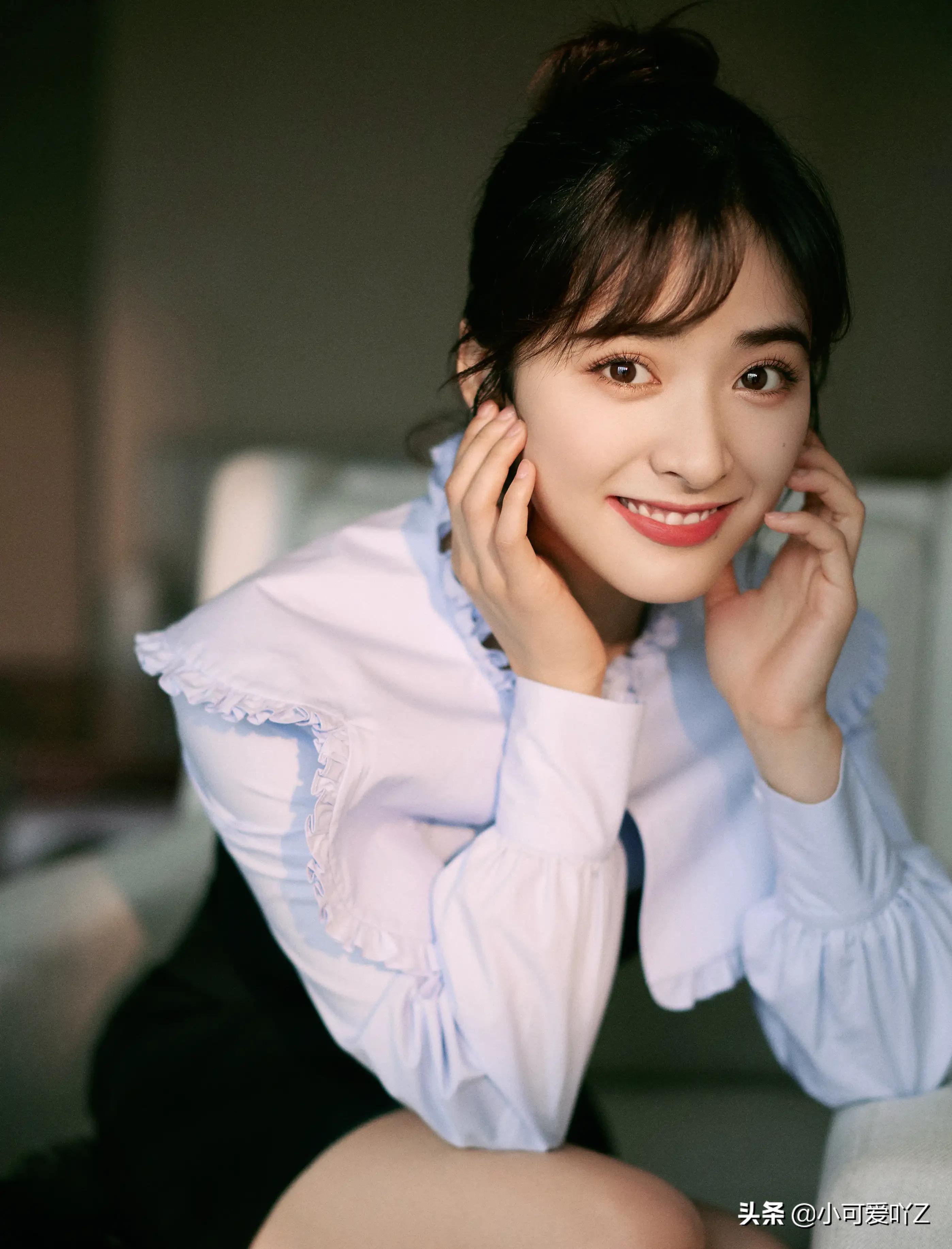 沈月，淡雅裙装，清纯甜美