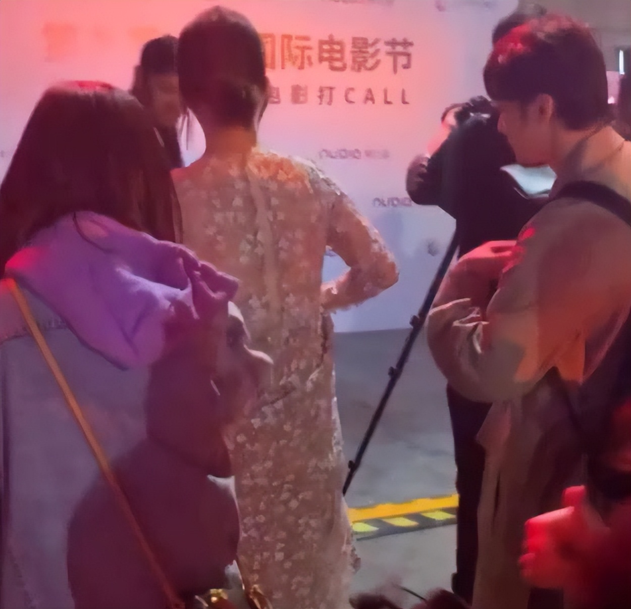 痘痘脸、赘肉、五五分！生图里的女星，让我看见了人间真实