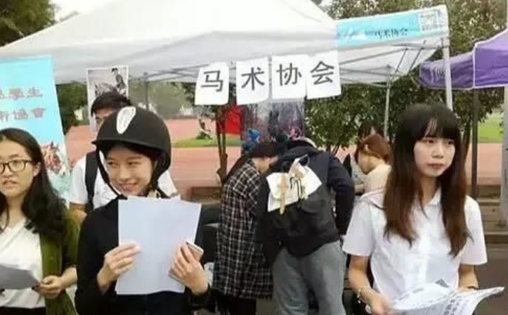 大学校园再出迷惑行为，00后学生到月末扎堆用现金，原因甚是有趣