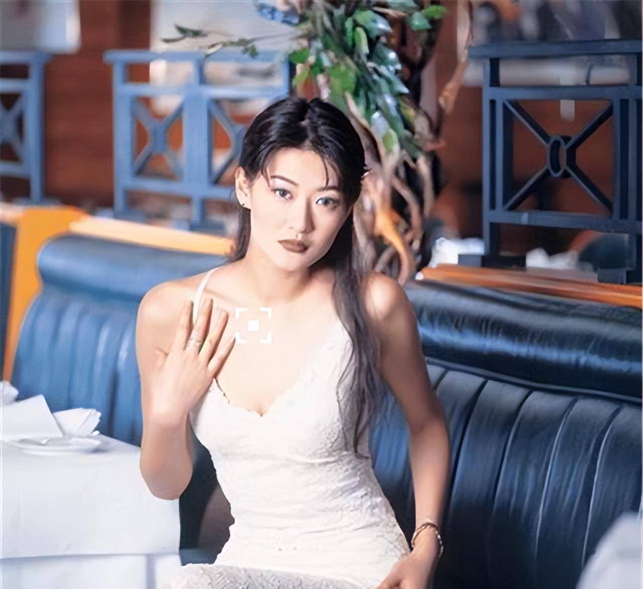 他年赚56亿花20亿泡妞,家中养着百位美女,晚年留给儿子26亿巨债