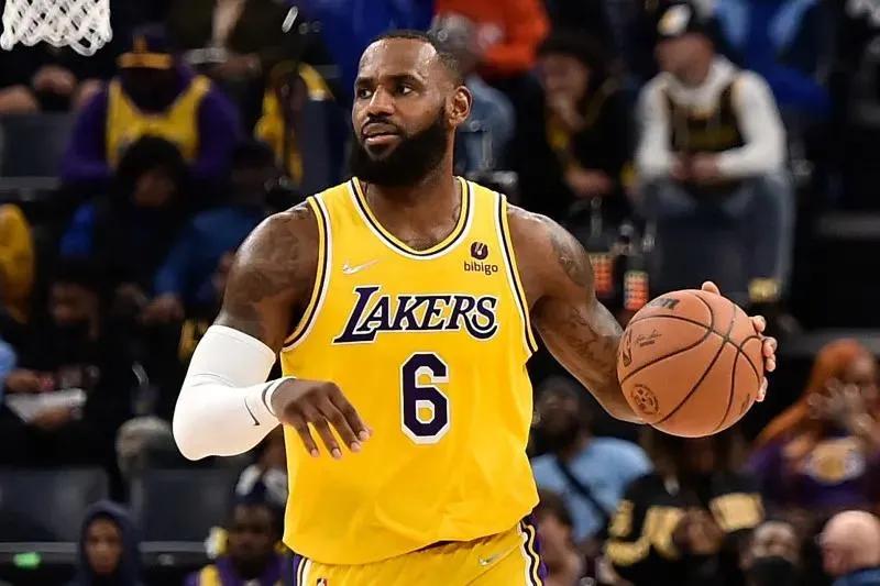 nba罚球超过10秒还有哪些(美媒列出了职业生涯投丢罚球最多的十名球员，詹姆斯有望进入前五)