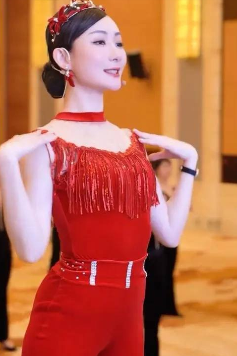 36岁女人，全网2000万粉丝，月入百万，住豪宅，还生了两个娃