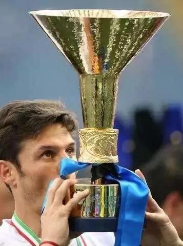 欧冠好看还是欧洲杯好看(就美观程度而言,你觉得哪些冠军奖杯非常好看