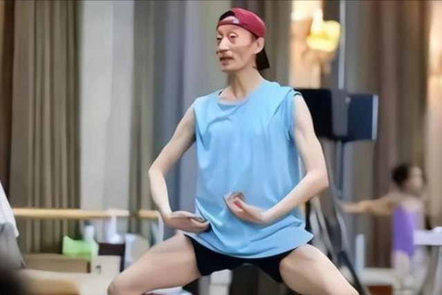 男版“杨丽萍”郭冷：对舞蹈的热爱近乎痴狂，46岁生活难以自理