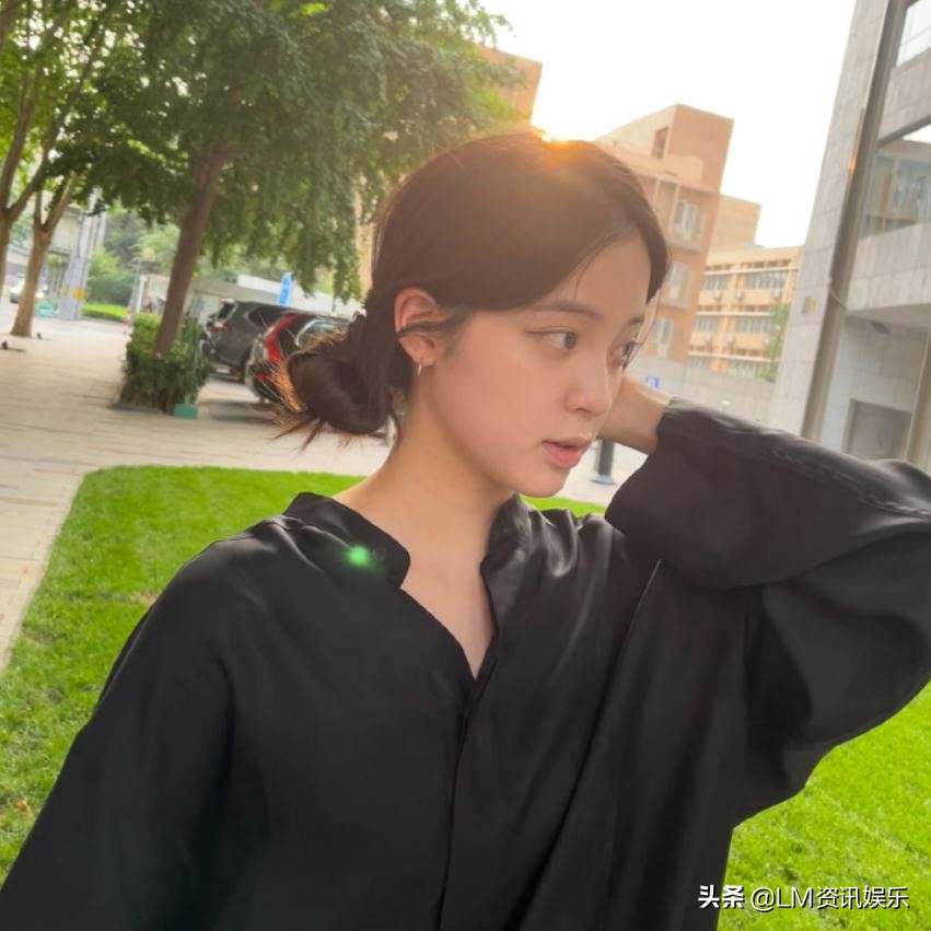 欧阳娜娜随手拍：丸子头，夕阳下的造型，好温柔