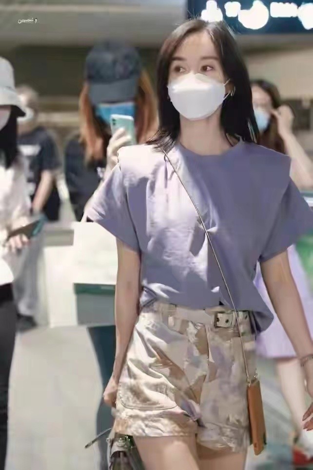 159cm的王子文太会穿，长靴比半个腿都高，但超有时尚感