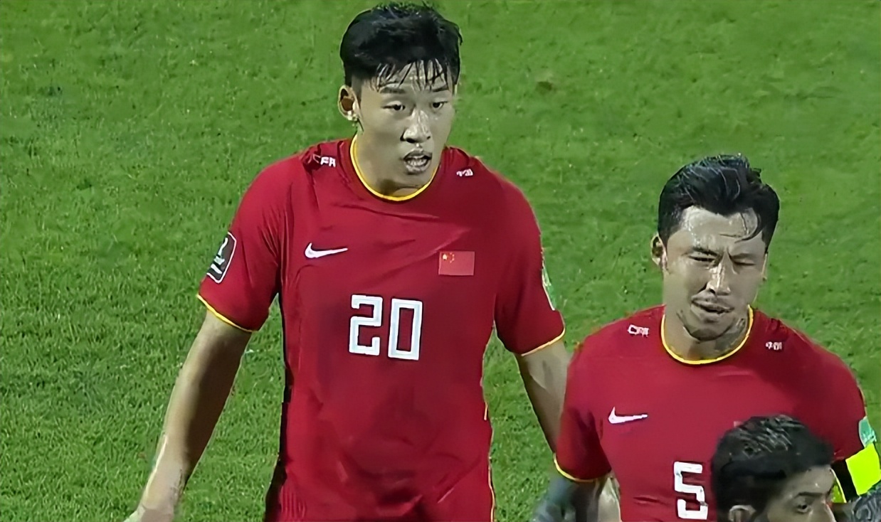 足球比赛队长站哪里（CCTV5直播，李霄鹏争首胜，国足战阿曼拒绝垫底“躲球”队长复出）