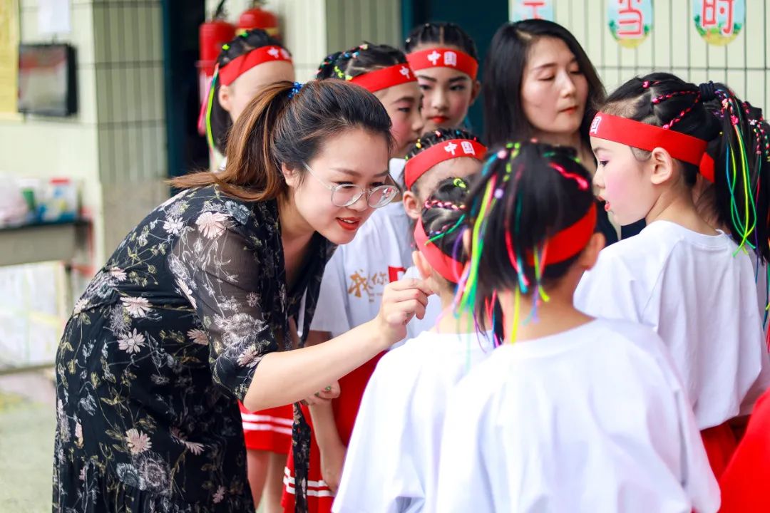 华阳实小举行“童星耀五月·艺术绽花开”群舞比赛（三四年级）
