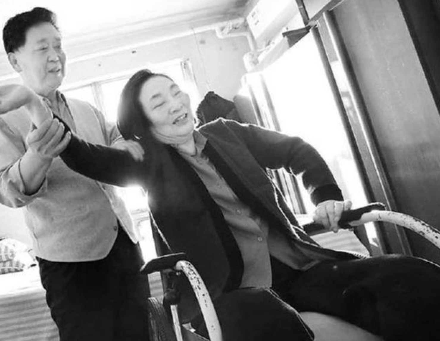 痴守瘫痪妻41年，丈夫收到女孩来信：我愿意嫁你，一起照顾你妻子