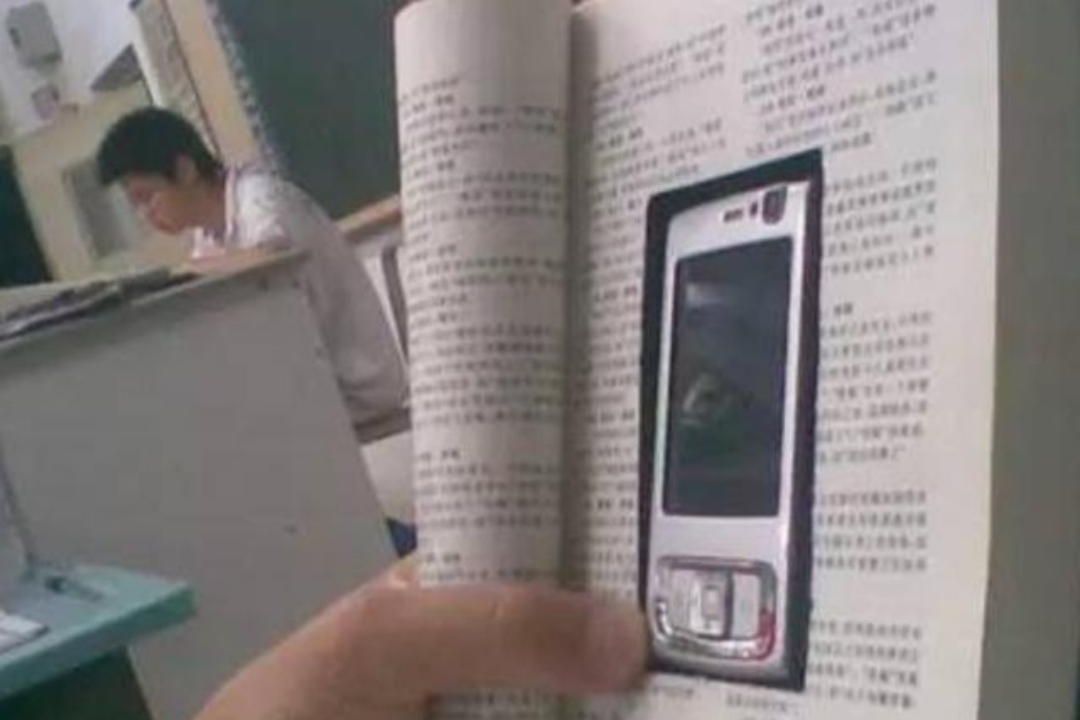 班主任突击查手机，一般人只会扔抽屉里，这波操作才是真正高手