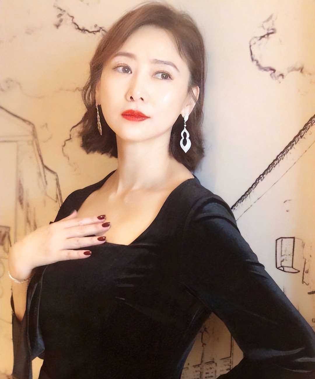 翁虹:从小学舞蹈,却靠拍电影成名,"女神"嫁给了爱情!