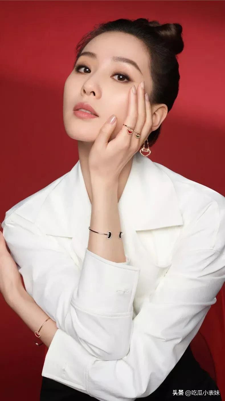 刘诗诗惊艳写真照，优雅迷人