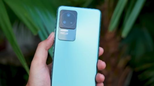 RedmiK50配备2K直屏，外加5500mAh超大电池容量