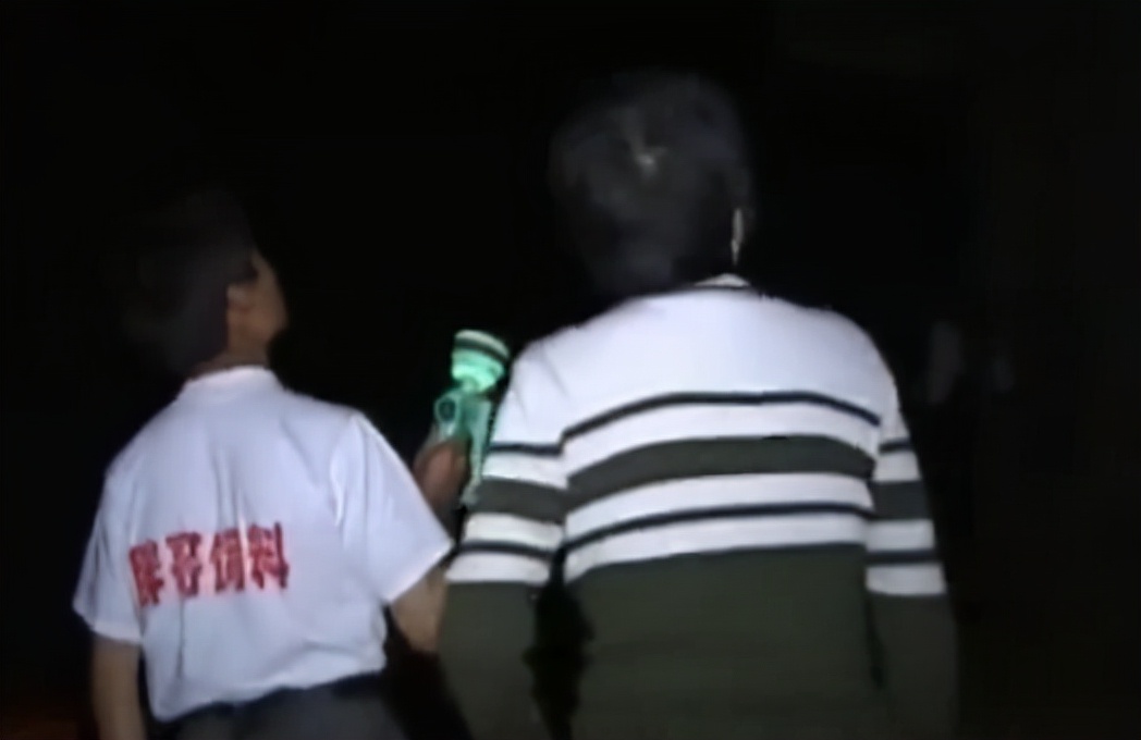 湖南乡村夜半总传来神秘敲门声，村民推门不见人，究竟真相如何