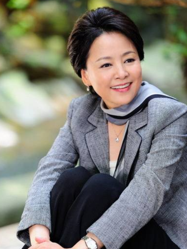 "弃夫出国",单身29年无子女,凭《庐山恋》爆红的张瑜近况如何