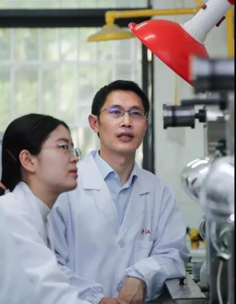 醉心高分子，她是拿下校设最高奖学金的科研达人！